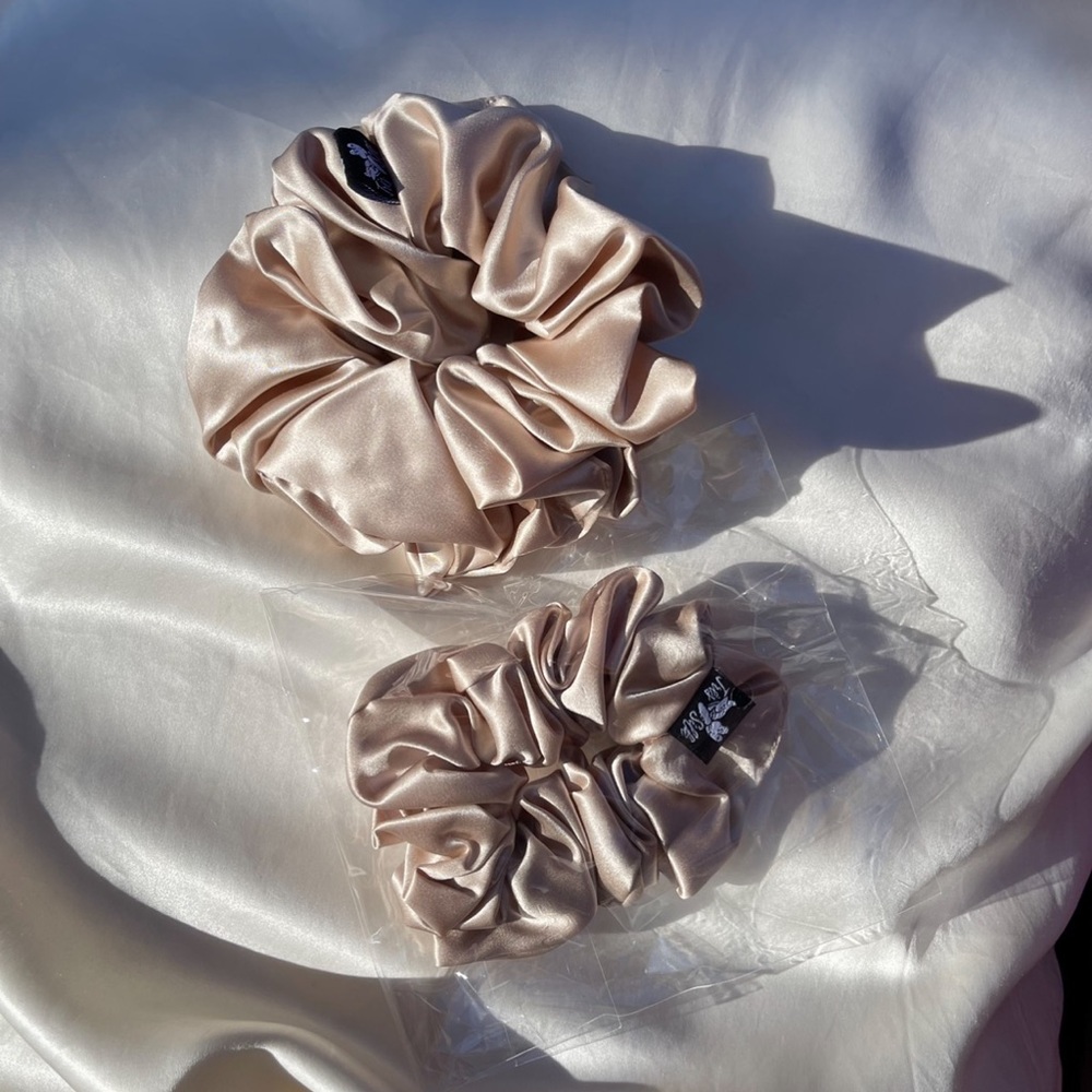 SILK Scrunchies Set- of 2 Très Silk brand - 1 large and 1 Medium set scr…